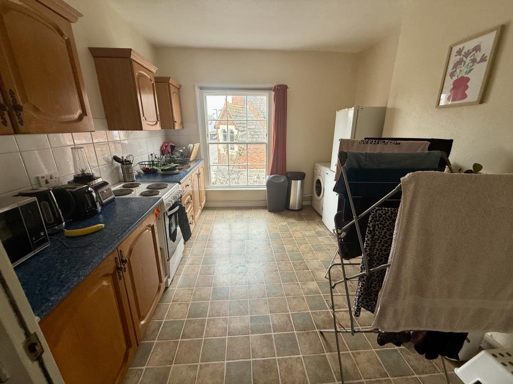 Lot: 121 - FREEHOLD INVESTMENT COMPRISING FOUR APARTMENTS CLOSE TO THE CITY CENTRE - Flat 4-Kitchen